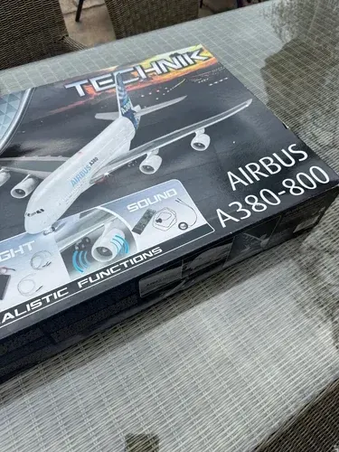 Revell Airbus A380 airplane model kit image 3